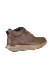 Botas de tobillo de cuero marrón con una suela de goma texturizada, que presentan un diseño de cordones, un collar acolchado y un forro interior con estampado.