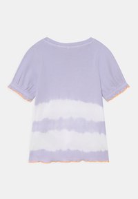 T-shirt de algodão lilás claro com padrão de tie-dye diagonal em branco. Mangas curtas bufantes com acabamento rufado laranja nas mangas.