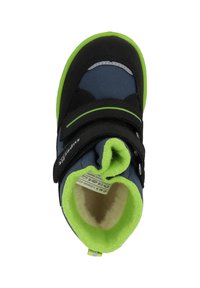 Scarpa blu e nera con suola verde. Chiusura con strap in Velcro. Morbida fodera interna con finitura testurizzata. Punta rinforzata.
