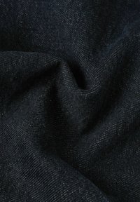 Tela tejida de color azul oscuro con un brillo sutil, que presenta una textura suave y finos patrones diagonales. El tejido muestra ligeras variaciones en el color.