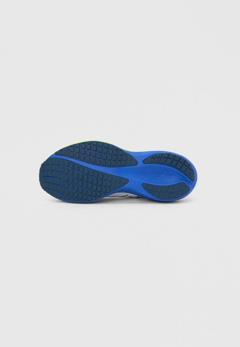 Semelle de chaussure de sport avec un motif texturé. Principalement bleue avec des accents verts, présentant un design flexible pour la traction et le soutien.