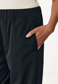 Thumbnail Image 4