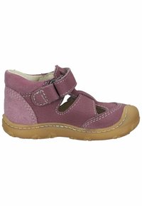 Chaussure enfant en cuir et suède violet avec bride velcro, design découpé, col matelassé et semelle en caoutchouc beige.