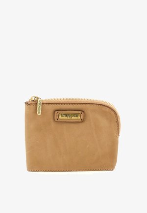 Pochette in pelle tannata chiusa da zip, colore cuoio con una texture liscia, caratterizzata da una targhetta logo in tono oro e un cursore della zip dorato, forma rettangolare compatta.
