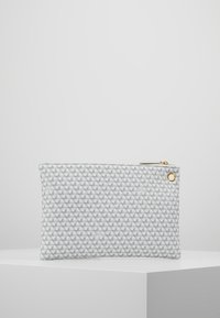 Pochette grise en tissu avec un motif répétitif. Dispose d'une fermeture éclair dorée et d'un élément rond doré. Texture lisse, forme rectangulaire.