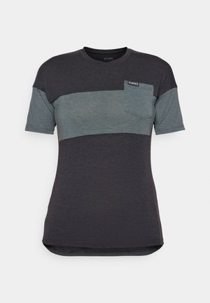 Kortärmad t-shirt i mörkgrått och teal med en horisontell färgblockering, som har en bröstficka och en etikett på halsringningen.
