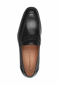 Schwarzer Leder-Schlüpfschuh mit runder Spitze, dezenter Naht und einem dekorativen Riemen über dem Rist. Das Innere verfügt über eine helle Innensohle.