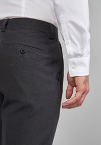 Next SKINNY FIT PLAIN FRONT - Pantalon de costume - dark grey