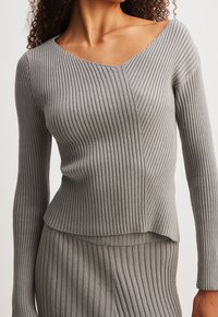 NA-KD Sweter