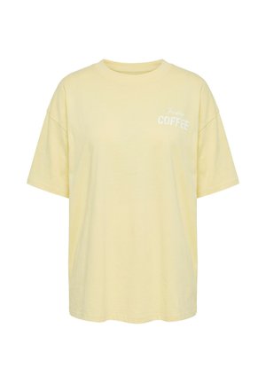 Bledě žluté tričko s krátkými rukávy a bílým nápisem "Freshly COFFEE" na levé straně hrudi, jednoduchý kulatý výstřih, volný střih.