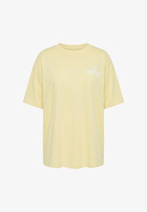 T-shirt jaune pâle à manches courtes avec texte blanc "Freshly COFFEE" sur le côté gauche de la poitrine, col rond simple, coupe ample.
