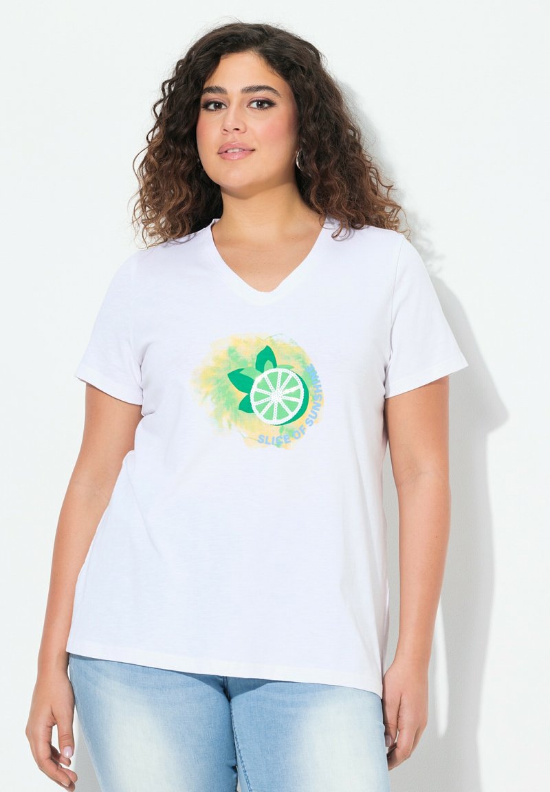 Camiseta blanca de manga corta con escote en V. Presenta un gráfico colorido de un limón y el texto "TROZOS DE SOL" en vibrantes tonos de verde y amarillo.