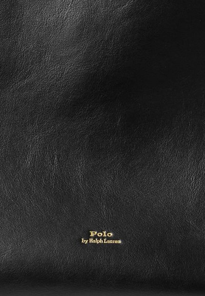 Čierny kožený povrch s malým zlatým textom „Polo by Ralph Lauren“ vycentrovaným blízko spodnej časti.