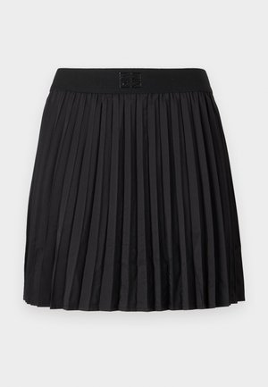 Juoda klostuota sijonas su glotnia tekstūra, turintis tvirtą juodą juosmenį ir iškilnų logotipo detalę priekyje.