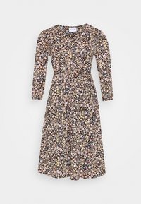 Kwiatowa sukienka w stylu wrap z dekoltem w kształcie litery V, długimi rękawami i czarnym tłem. Posiada mieszankę pastelowych kwiatów oraz podkreśloną talię.