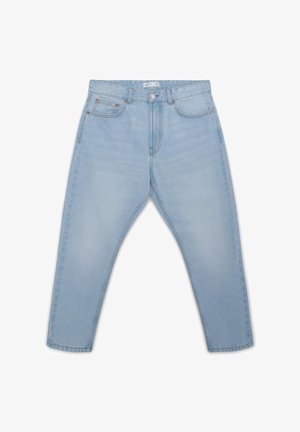 Jeans in denim blu chiaro con taglio dritto, cinque tasche e cuciture a contrasto. Presentano una chiusura con bottone e cerniera.