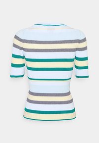 Maglietta a righe in maglia con maniche corte, i colori includono azzurro chiaro, giallo, verde e grigio. Il tessuto è a coste con una silhouette aderente.