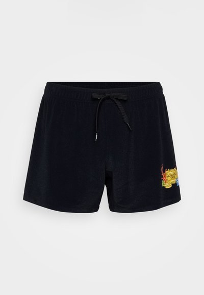 Melnas peldbikses, kas izgatavotas no mīksta auduma, ar šņorējamu jostu un krāsainu izšuvumu priekšpusē. Īss garums, ikdienišķa piegriezuma.