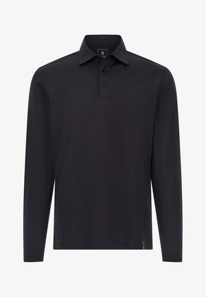 Črna polo majica dolgem rokavu, izdelana iz ravnega bombažnega blaga. Ima ovratnik, tri gumbe in majhen logotip na robu.