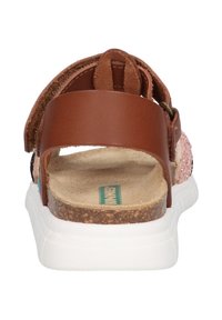 Sandalo in pelle marrone con cinturino regolabile, soletta in sughero e suola in gomma bianca. Texture scamosciata su una fascia colorata e con motivo.