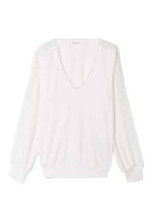 Haut blanc à manches longues avec un col en V et des détails en dentelle le long des épaules. Présente des poignets élastiques et une coupe décontractée. Texture de tissu douce.