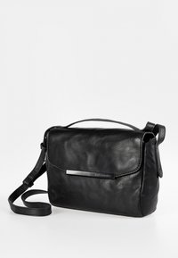 Zwarte leren schoudertas met een soepele textuur, rechthoekige vorm, klep-sluiting en een zilveren hardwareaccent aan de voorkant.