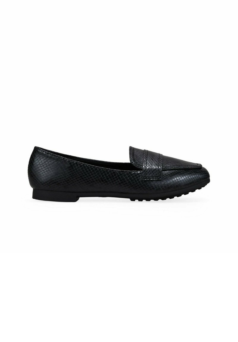 Zapatos planos negros hechos de material sintético texturizado, con puntera suave y un tacón ligeramente elevado, y suela de caucho antideslizante.