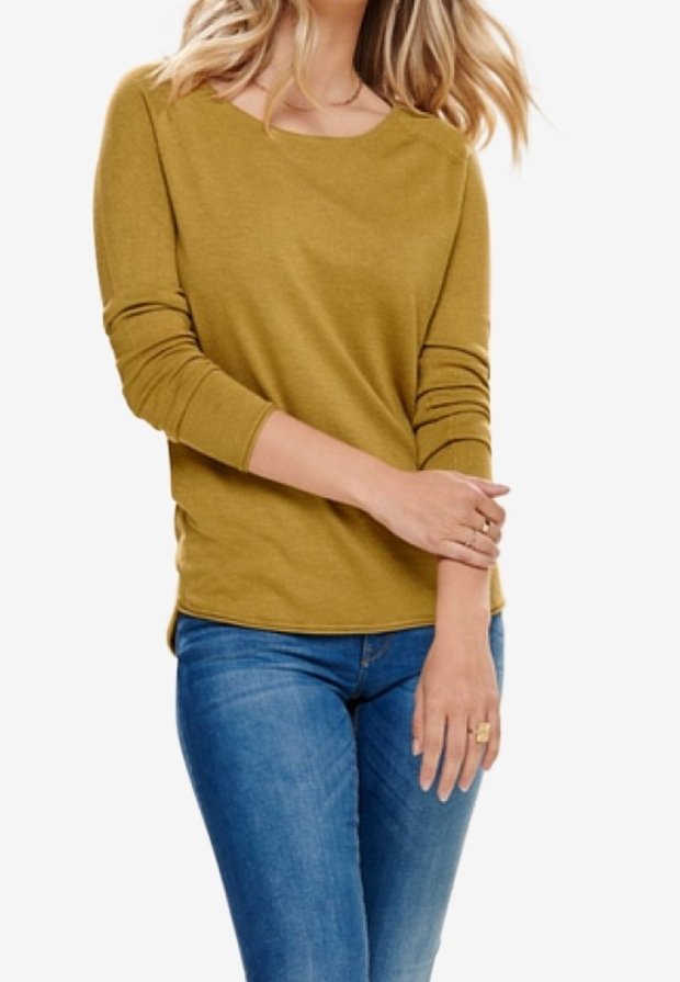 Senapsgul långärmad topp i mjukt tyg, med rund halsringning och figursydda ärmar, parat med blå jeans.