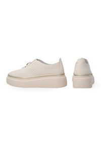 Beige nazouvací boty s perforovaným svrškem, masivní podrážkou a zlatým akcentem na mezipodešvi. Hladký povrch, zaoblený tvar, minimalistický design.