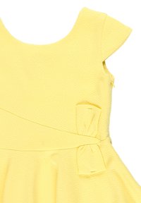 Żółta sukienka z teksturowanej tkaniny, z krótkimi rękawami, dopasowanym górnym partem i marszczonym dołem. Posiada dekoracyjną kokardę z boku.