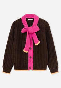 Cardigan marron en maille épaisse avec patte de boutonnage rose, écharpe rose attachée en nœud et bordure pêche aux poignets et à l'ourlet.