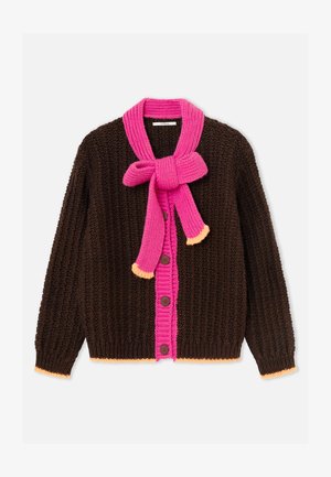 Cardigan marrone lavorato a maglia grossa con patta con bottoni rosa, sciarpa rosa attaccata annodata a fiocco e bordo pesca su polsini e orlo.