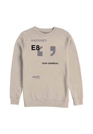 Jasnobeżowa bluza z napisem "HACKNEY E8", cudzysłowami, "STAY SURREAL" oraz małym logo "apoh London" z przodu.