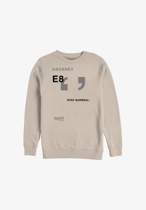 Světlý béžový svetr s textem "HACKNEY E8", uvozovkami, "STAY SURREAL" a malým logem "apoh London" vpředu.