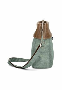 Bolsa de tela verde con parte superior de cuero marrón y correa de hombro ajustable, con forma redondeada y diseño minimalista.