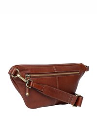 Brun læder crossbody taske med en lynlåslomme, justerbar rem og synlige syninger. Buet form med metalliske hardware-accents.