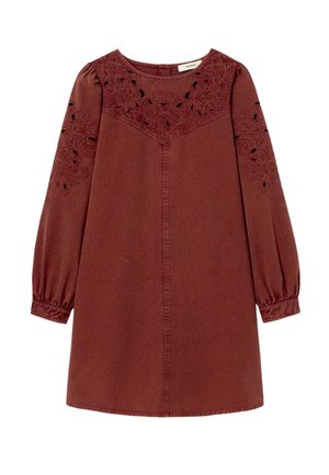 Robe longue à manches longues couleur rouille avec découpes en dentelle florale sur la poitrine et les manches, encolure ronde, et poignets froncés.