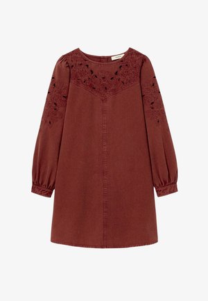 Robe longue à manches longues couleur rouille avec découpes en dentelle florale sur la poitrine et les manches, encolure ronde, et poignets froncés.