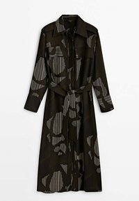 Abito nero a maniche lunghe con motivi astratti bianchi, chiusura frontale con bottoni, due tasche sul petto e cintura in vita. Tessuto morbido e leggero.