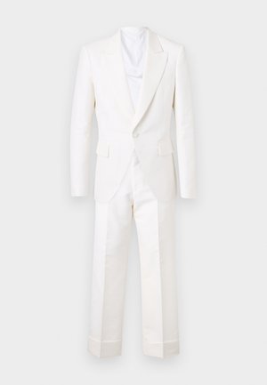 Λευκό σακάκι κοστουμιού με σκαμμένους γιακάδες και παντελόνια που ταιριάζουν, σε απλό λευκό φόντο.