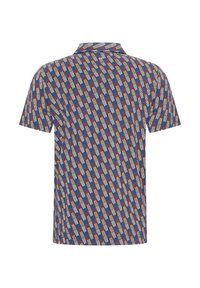 Polo de manga corta con un patrón geométrico multicolor en rojo, azul y beige, con un cuello clásico y una textura de tela suave.