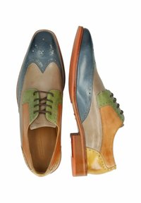 Chaussures en cuir multicolores featuring un mélange de bleu, vert, marron et beige avec des détails perforés décoratifs et un talon en bois.