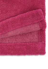 Fuchsia Mikrofaserhandtuch mit einer plüschigen, strukturierten Oberfläche; hat einen gefalteten Rand und eine glatte Unterseite in einem helleren Rosaton.