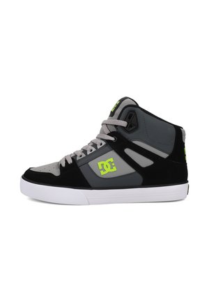 Baskets montantes noires et grises en daim et en matériaux synthétiques, avec un logo vert lime et une semelle en caoutchouc blanche. Design de bout perforé.