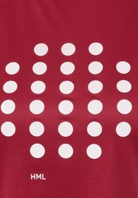 Punainen kangas, jossa on valkoisia pisteitä ruudukkona ja teksti "HML" vasemmassa alakulmassa. Pisteet on sijoitettu tasaisesti kankaan pinnalle.