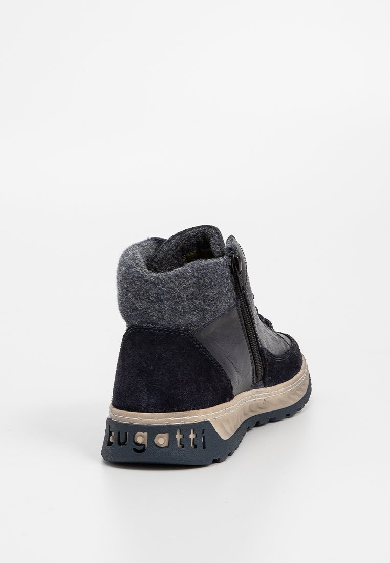 Marineblauer Stiefel mit hohem Schaft aus einer Kombination von glattem Leder und strukturiertem Filzkragen, mit einem seitlichen Reißverschluss und einer beigen Gummisohle mit Branding.