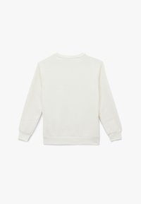 Biały sweatshirt z okrągłym dekoltem, wykonany z miękkiego materiału, z raglanowymi rękawami, ściągaczami w rękawach i u dołu. Gładka tekstura, minimalistyczny design, bez wzorów.