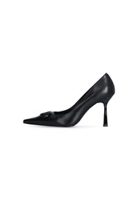 Escarpin noir en cuir à talon haut avec un bout pointu, présentant une finition brillante et un accent noir décoratif sur le devant.