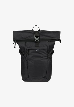 Czarny plecak z rolowanym zamknięciem, z regulowanymi paskami i przednią kieszenią. Wykonany z trwałego materiału o teksturowanym wykończeniu.