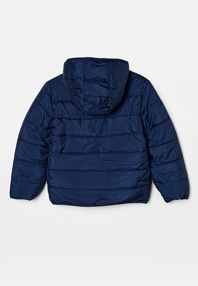 Veste en duvet navy avec capuche, présentant des panneaux matelassés horizontaux et une texture lisse et brillante. Design simple sans matériel visible.